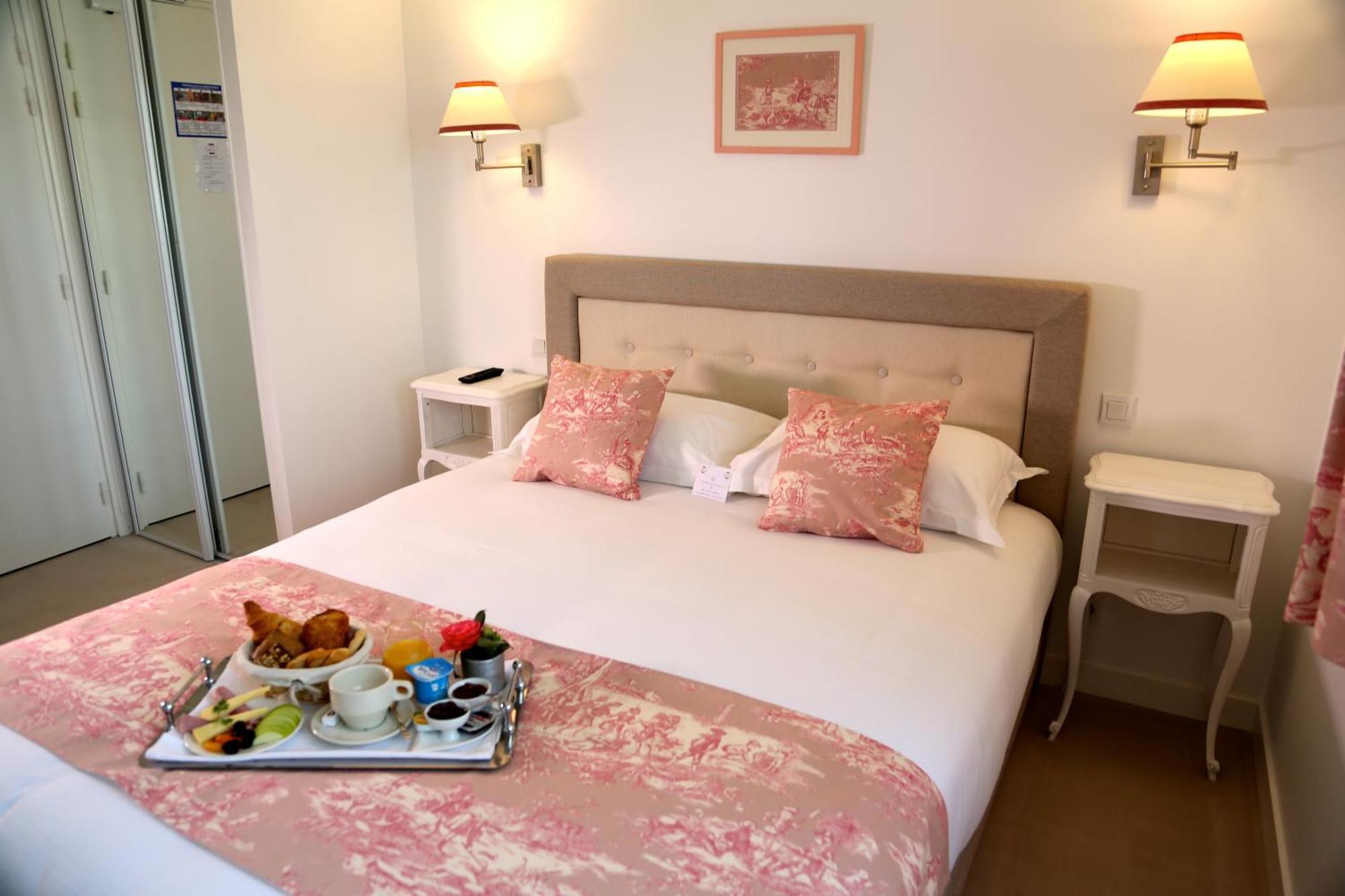 Saint-Hilaire-du-Harcouët Hotel Restaurant Le Lion D'Or חדר תמונה