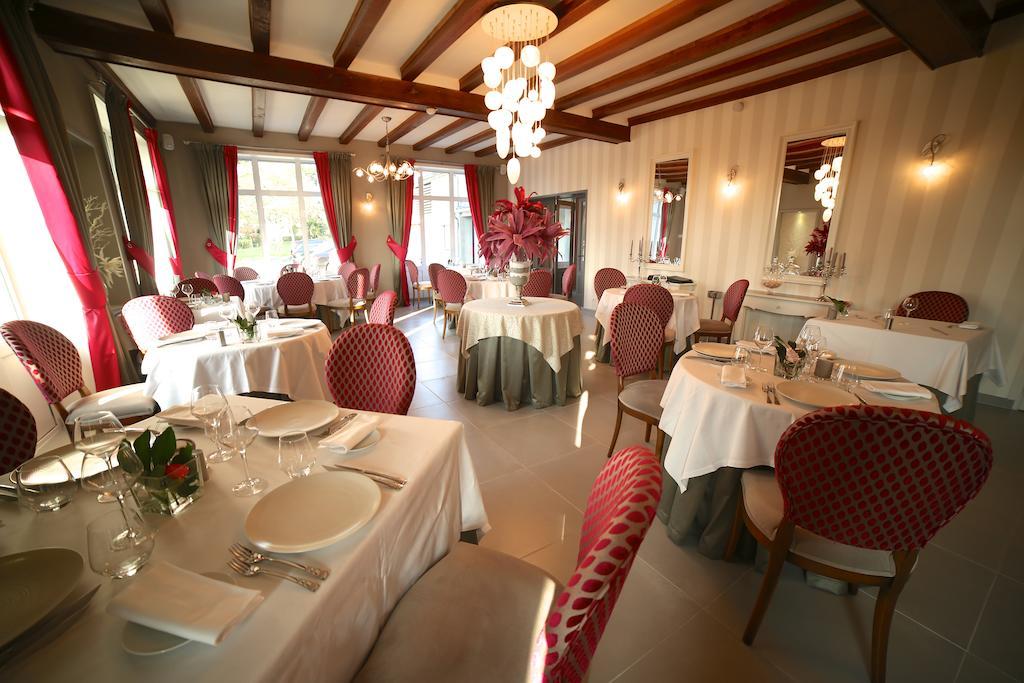 Saint-Hilaire-du-Harcouët Hotel Restaurant Le Lion D'Or מראה חיצוני תמונה