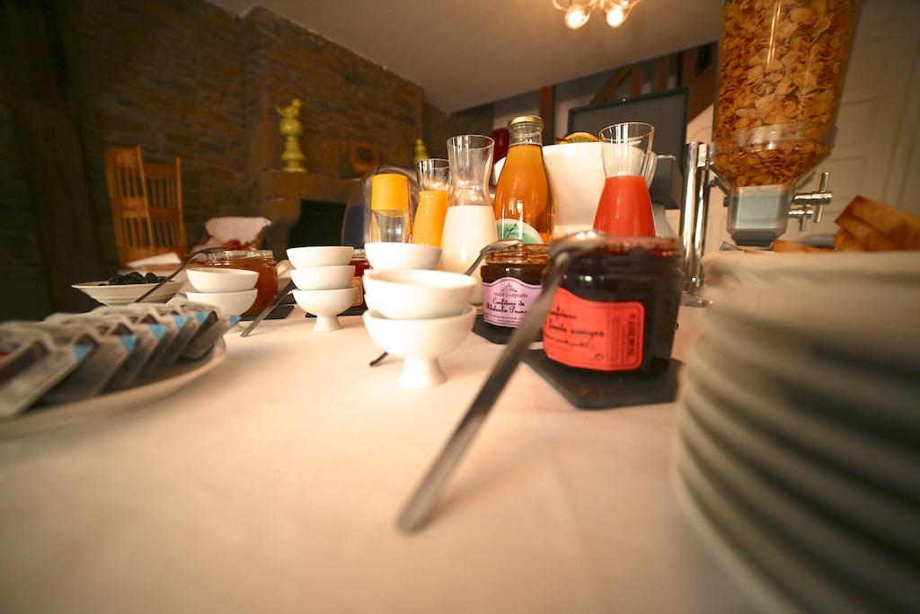 Saint-Hilaire-du-Harcouët Hotel Restaurant Le Lion D'Or מראה חיצוני תמונה