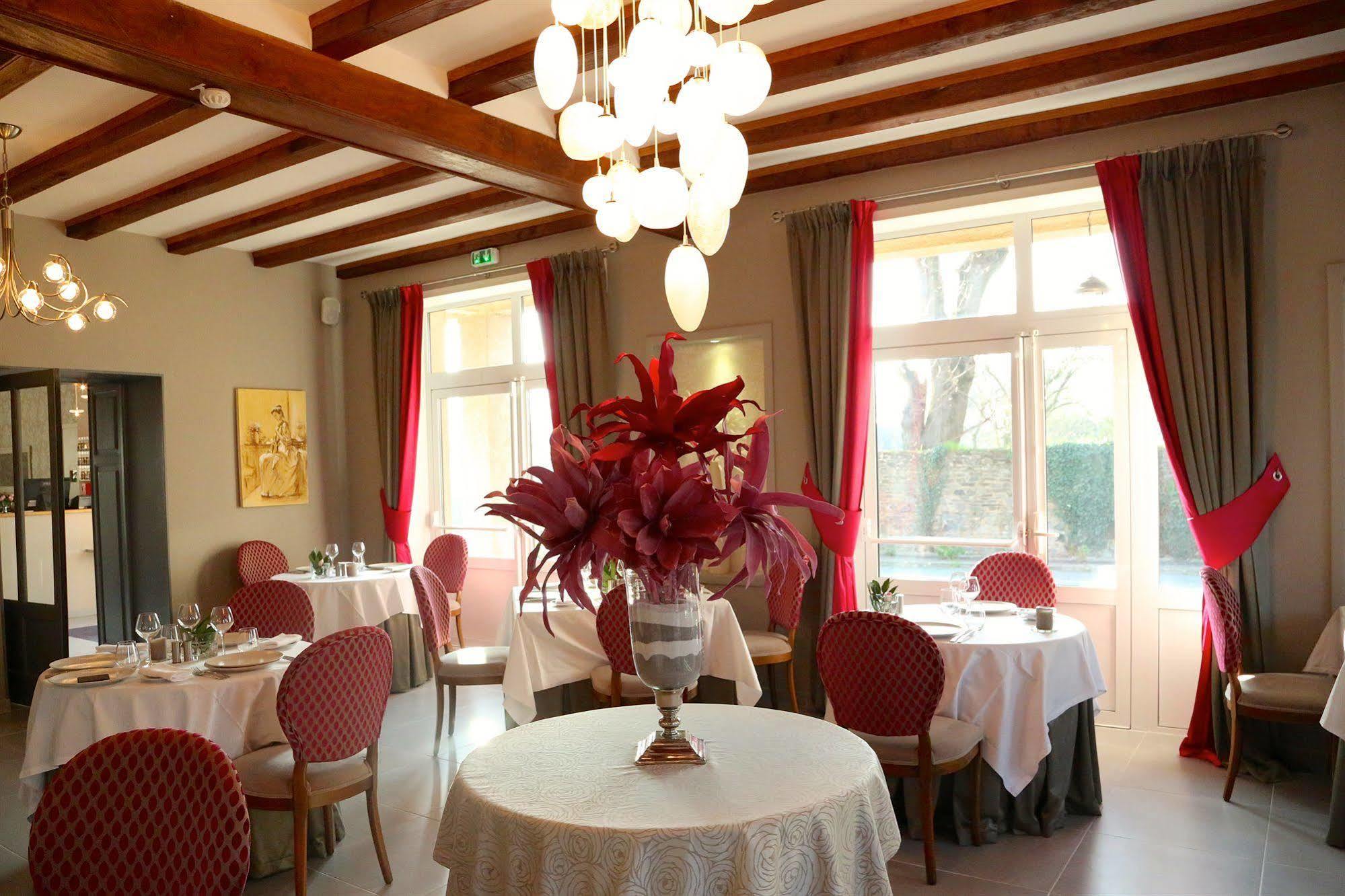 Saint-Hilaire-du-Harcouët Hotel Restaurant Le Lion D'Or מראה חיצוני תמונה