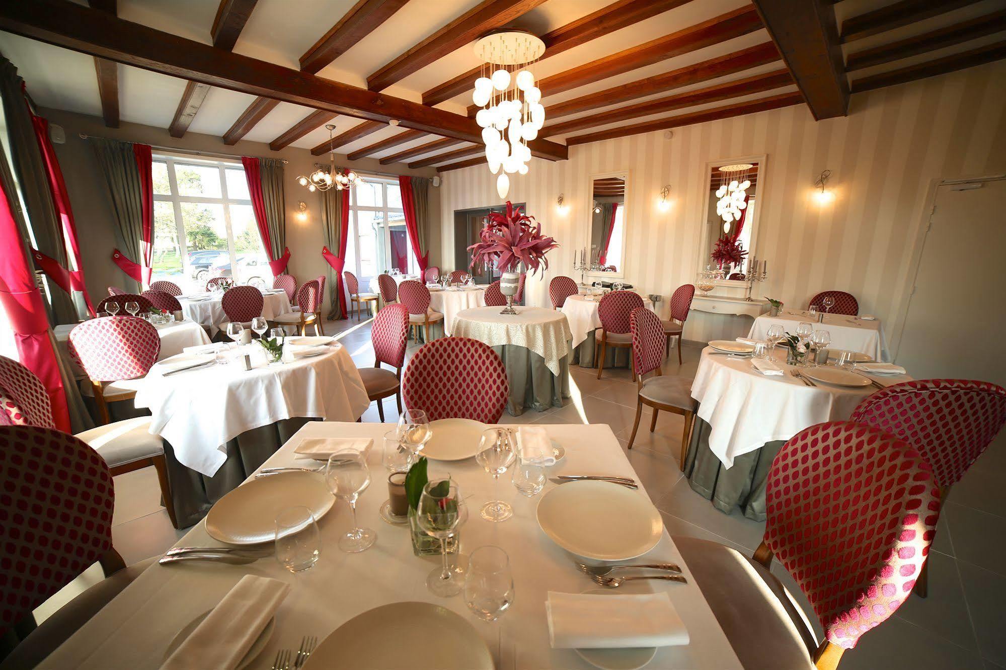 Saint-Hilaire-du-Harcouët Hotel Restaurant Le Lion D'Or מראה חיצוני תמונה