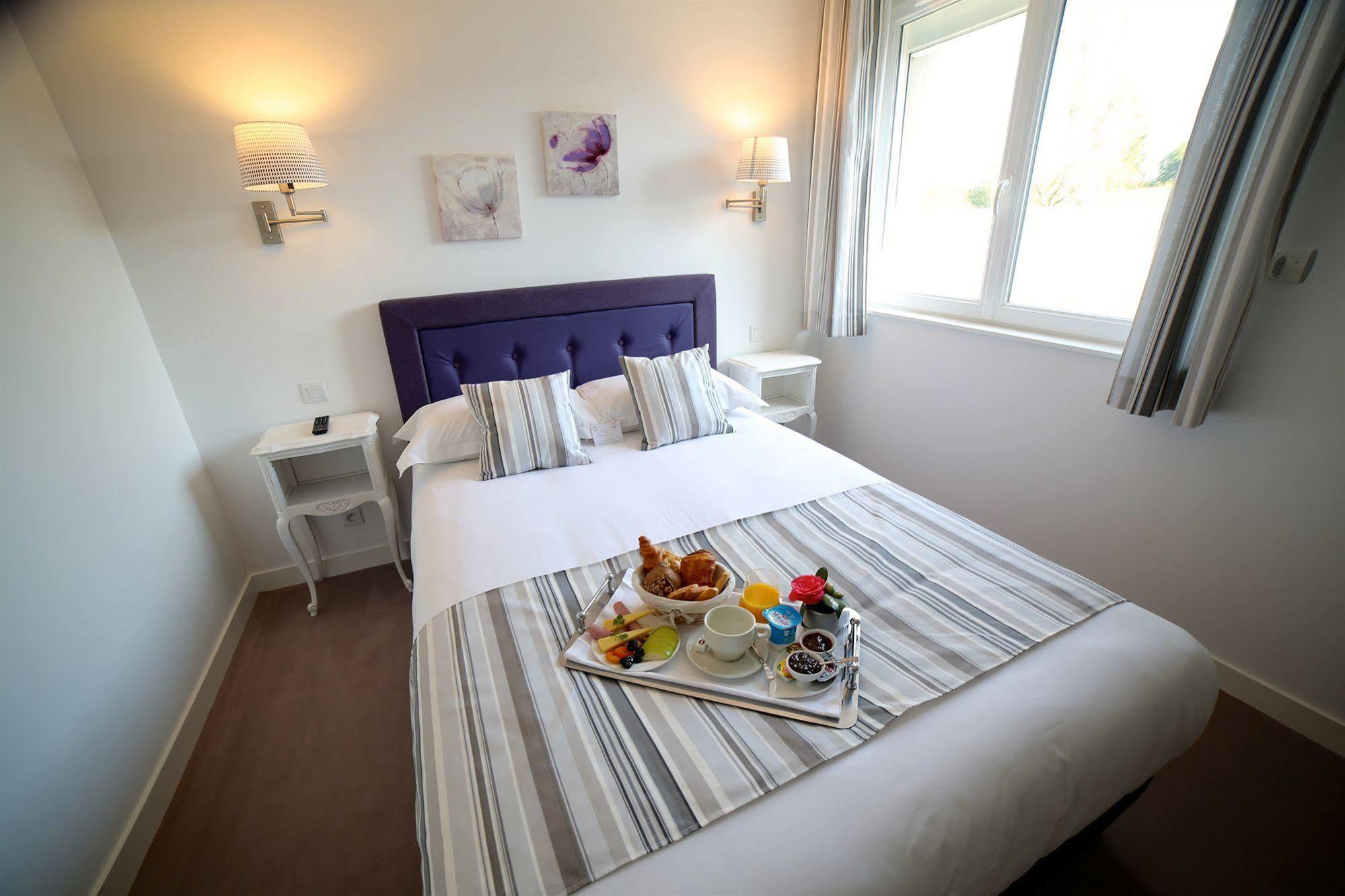Saint-Hilaire-du-Harcouët Hotel Restaurant Le Lion D'Or מראה חיצוני תמונה