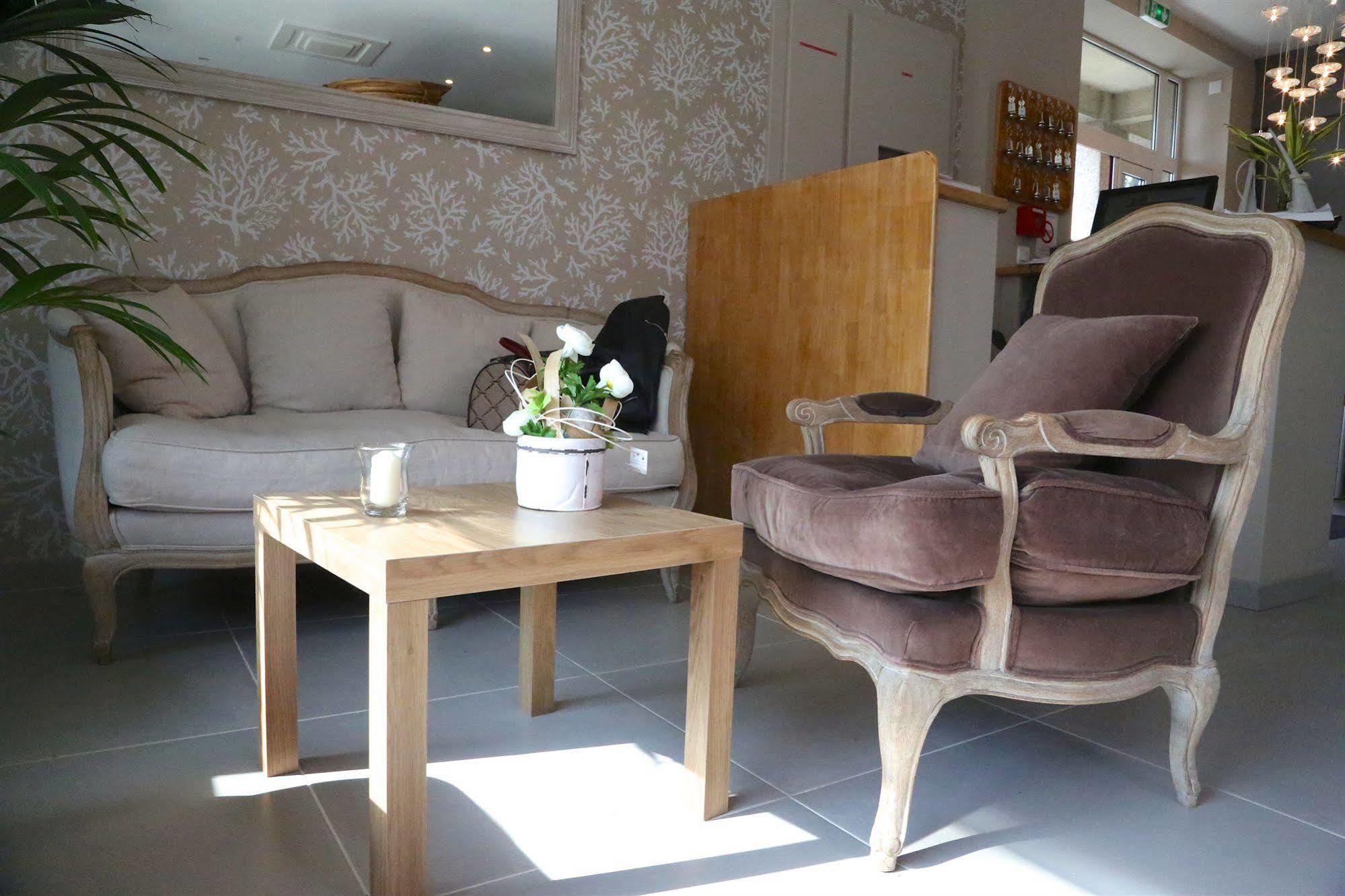 Saint-Hilaire-du-Harcouët Hotel Restaurant Le Lion D'Or מראה חיצוני תמונה