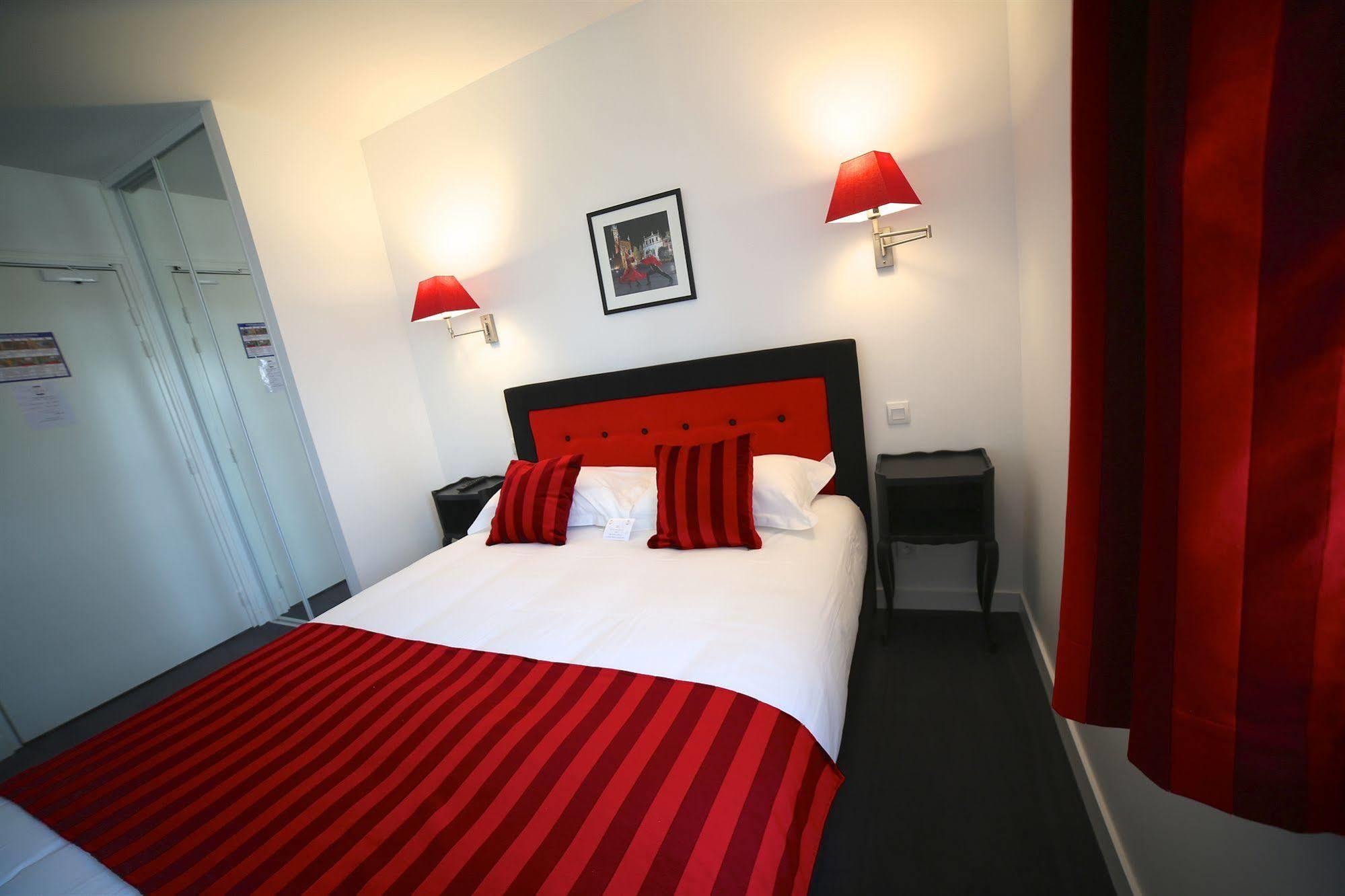 Saint-Hilaire-du-Harcouët Hotel Restaurant Le Lion D'Or מראה חיצוני תמונה