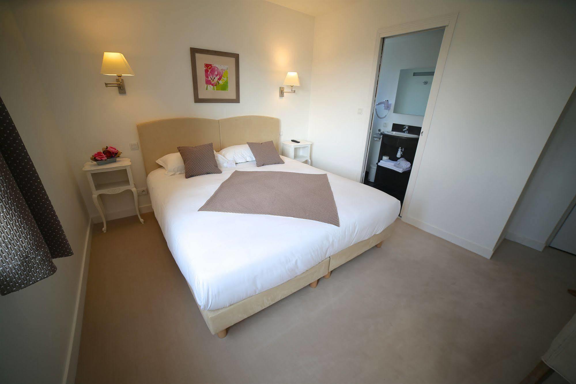 Saint-Hilaire-du-Harcouët Hotel Restaurant Le Lion D'Or מראה חיצוני תמונה