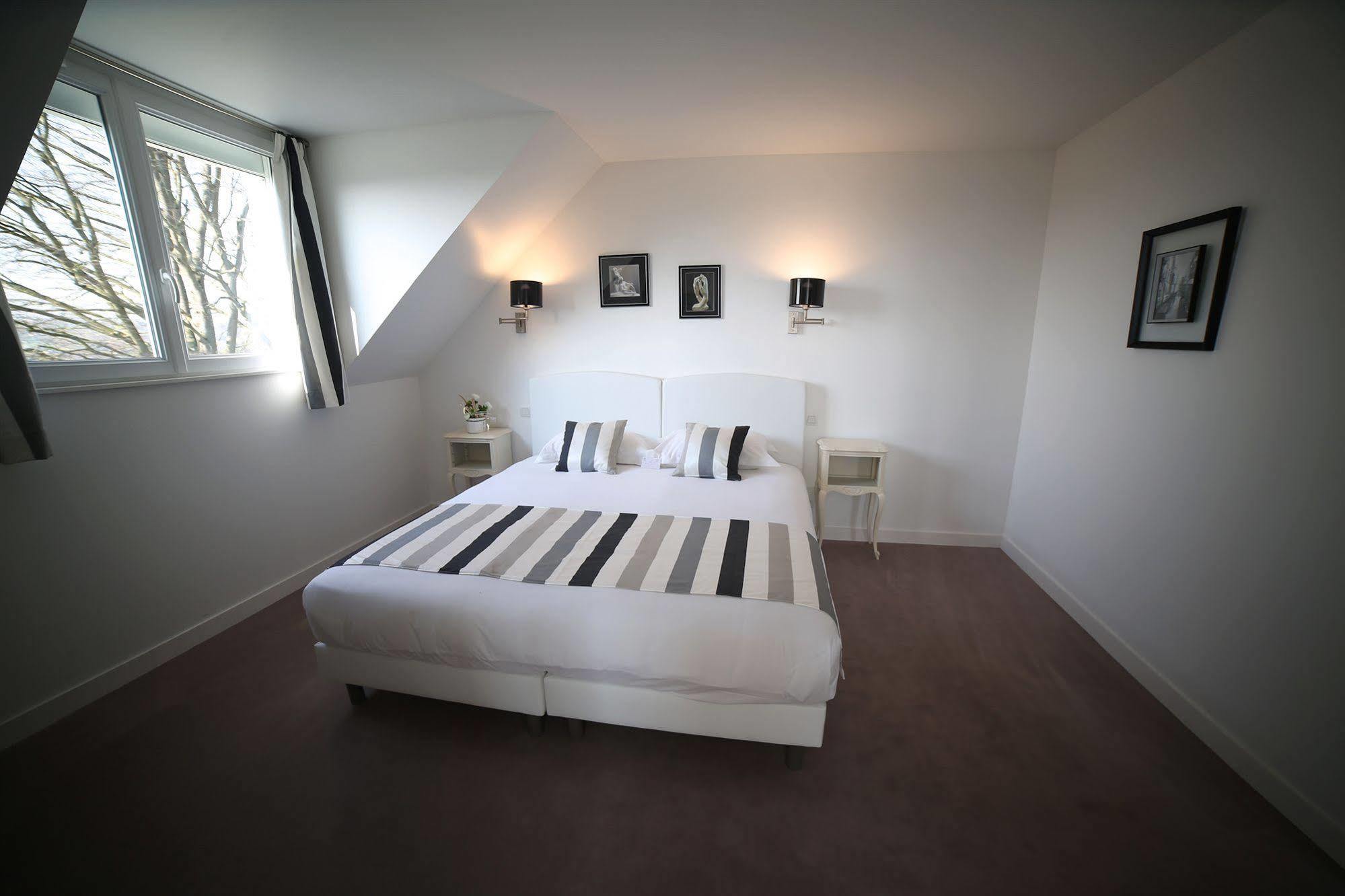 Saint-Hilaire-du-Harcouët Hotel Restaurant Le Lion D'Or מראה חיצוני תמונה