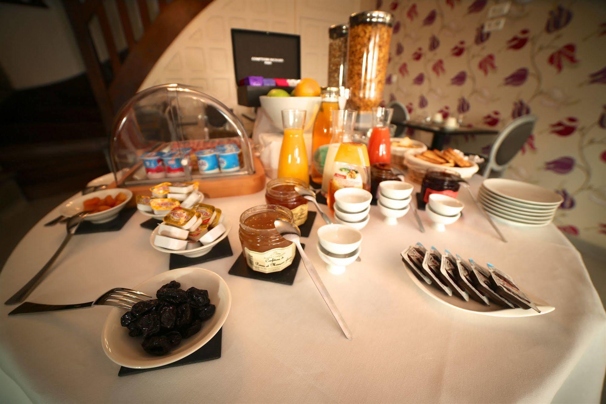 Saint-Hilaire-du-Harcouët Hotel Restaurant Le Lion D'Or מראה חיצוני תמונה